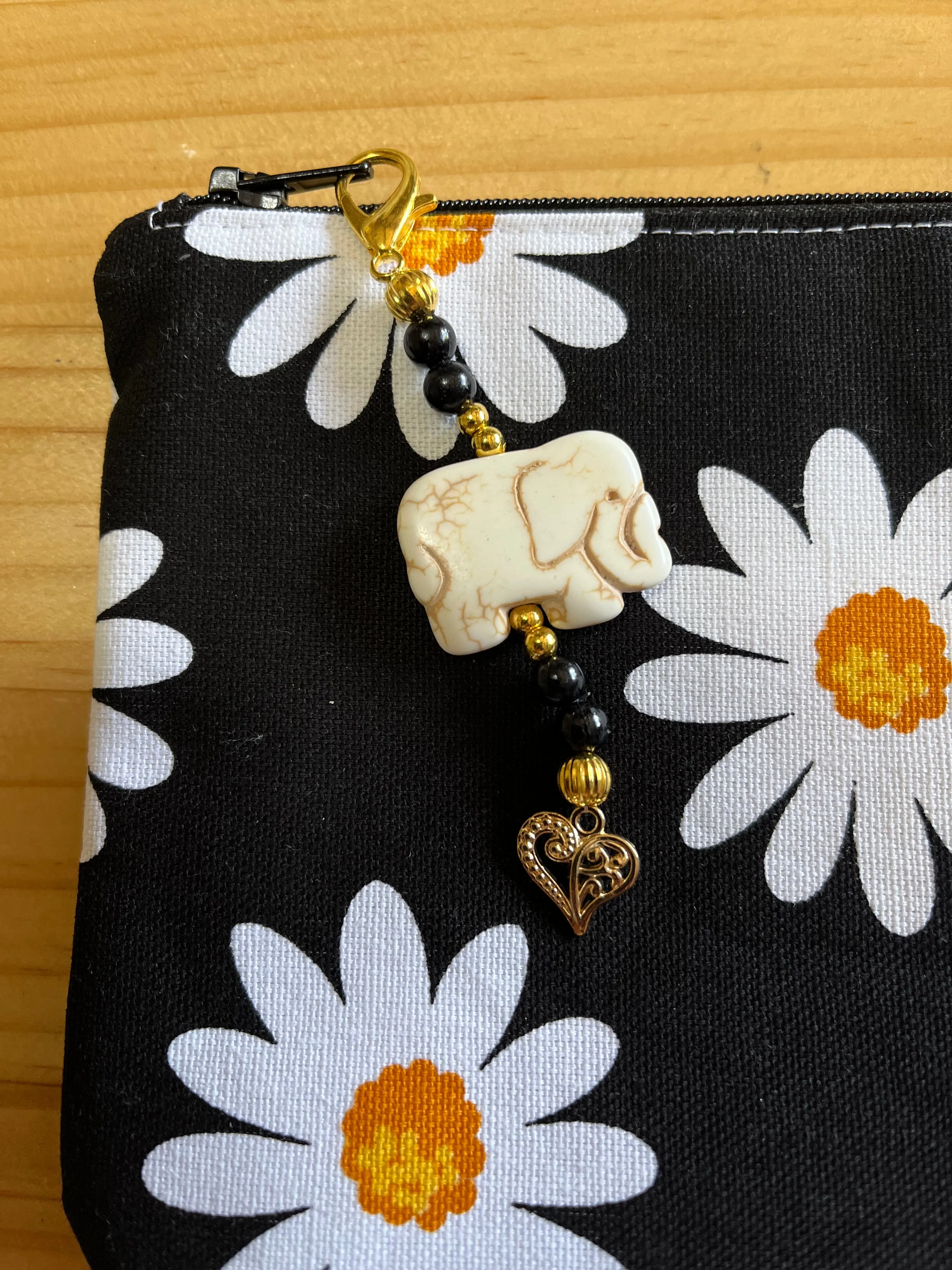 Large White Daisy  Pouch with boxed bottom - 19cm x 14cm with Zipper Charm