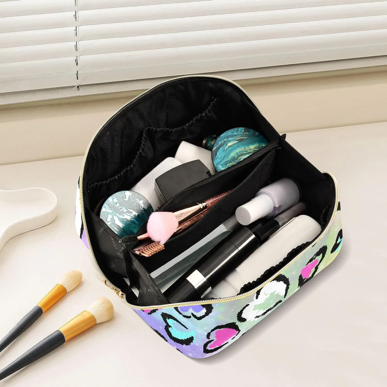 Leopard Heart Print Travel Makeup Bag Portable Cosmetic Pouch Large Capacity Make up Bag Toiletry Bag with Divider and Handle for Women
