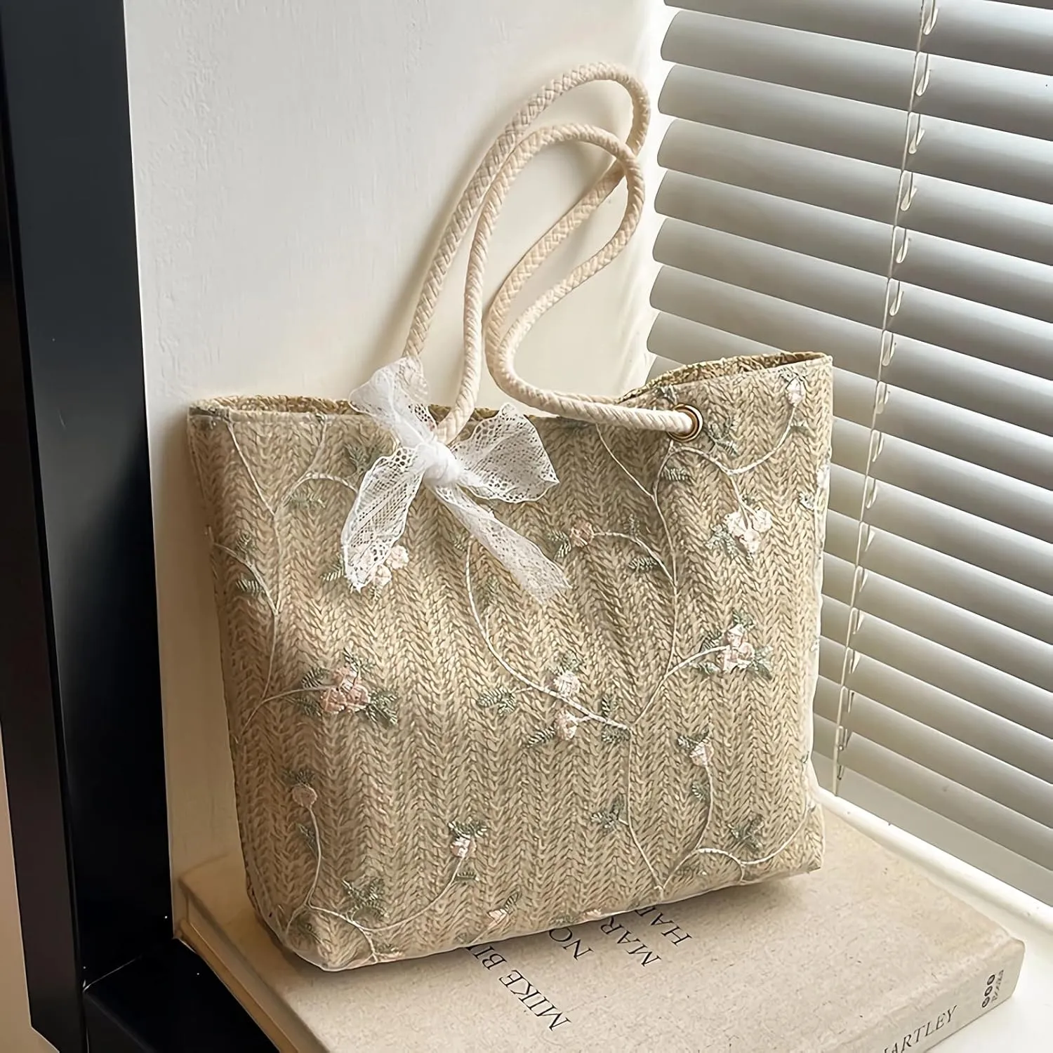 Women's Woven Handbag, Beach Tote Bag, Fashionable Flower Handbag, Suitable for Shopping and Work